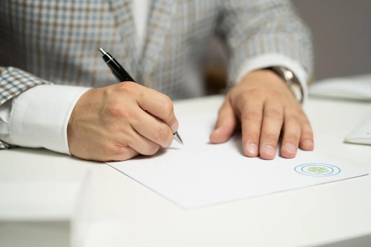 ¿Cómo me puede ayudar un Notario licenciado en el estado de la Florida EE.UU?